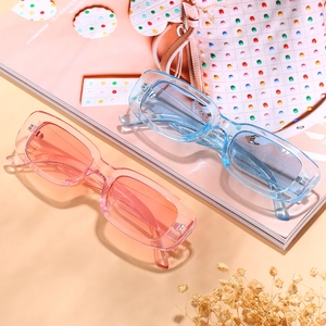Lunettes de soleil ovales rétro avec montures translucides roses et bleues, design tendance
