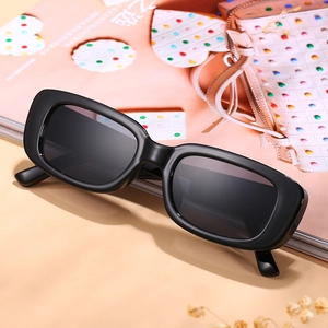 Lunettes de soleil ovales rétro noires avec monture épaisse et verres foncés en décor chic
