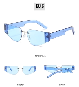 Blaue randlose quadratische Sonnenbrille mit breiten Bügeln und silbernem Metallsteg