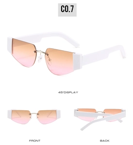 Detailansicht der quadratischen randlosen Sonnenbrille mit rosa Verlauf und weißen Bügeln