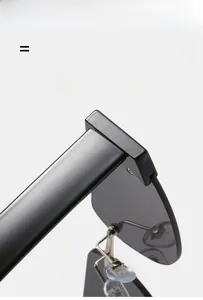 Details einer quadratischen Sonnenbrille mit schwarzem Rahmen und Metall-Nasenpads