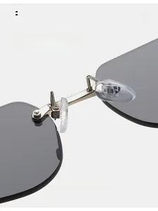 Detailansicht der bequemen Silikon-Nasenpads und des silbernen Metallstegs der Sonnenbrille