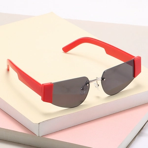 Schicke quadratische Sonnenbrille mit dunkelgrauen Gläsern und breiten roten Bügeln