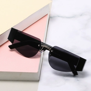 Avantgardistische schwarze geometrische Sonnenbrille mit futuristischem Metallsteg