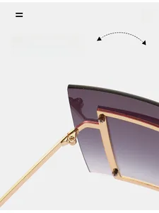 Détail de la charnière en métal doré sur les lunettes de soleil masque violet dégradé