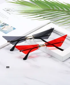 Détail de lunettes de soleil triangle sans monture noir et rouge sur marbre