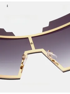 Détail des plaquettes de nez en silicone sur lunettes de soleil oversize dorées