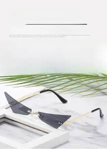 Détail de lunettes de soleil oeil de chat dorées sur fond de marbre blanc élégant