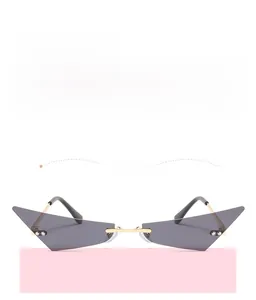 Détail de lunettes de soleil œil de chat sans monture avec verres gris et branches en or
