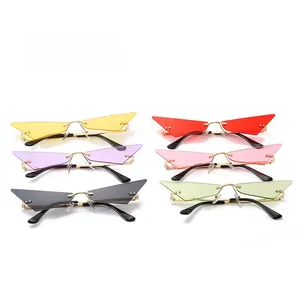 Détail de six paires de lunettes de soleil triangulaires sans monture en couleurs variées en métal