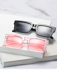 Détail de lunettes carrées d'ordinateur en montures noir et rose transparent