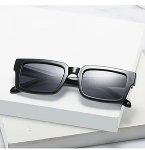 Lunettes de soleil rectangulaires noires modernes sur un podium blanc élégant