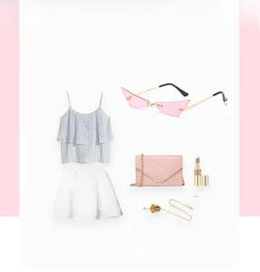 Lunettes de soleil œil de chat roses sans monture avec jupe blanche et sac à chaîne rose