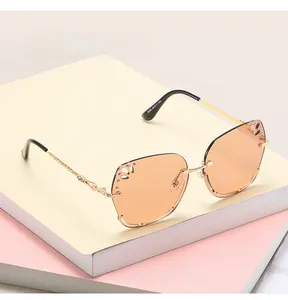 Close-up of frameless sunglasses with gradient lenses and镂空 petal edge details