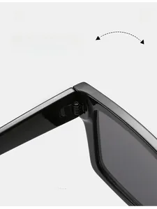 Gros plan des charnières métalliques durables sur des lunettes de soleil carrées noires