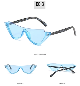 Vues détaillées de lunettes de soleil carrées avec verres bleus et branches marbrées