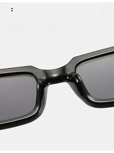 Gros plan détaillé des plaquettes de nez intégrées sur des lunettes de soleil carrées noires