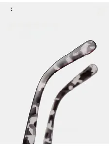 Détail des branches de lunettes de soleil courbées avec motif de marbre gris élégant