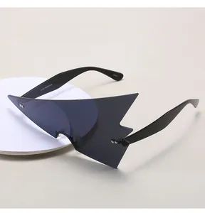 Dettaglio dell'interno dell'asta con marchio UV400 su occhiali da sole geometrici e taglienti