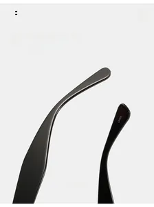 Primo piano delle stanghette ricurve degli occhiali con design ergonomico comodo