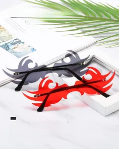 Détail de lunettes de soleil sans monture en forme de flamme, coloris noir et rouge, branches en métal