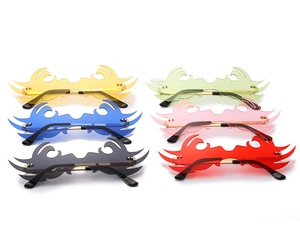 Lunettes de soleil sans monture en forme de flamme en six couleurs avec branches dorées
