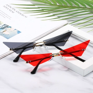 Lunettes de soleil œil de chat triangulaires futuristes avec monture dorée en rouge et gris