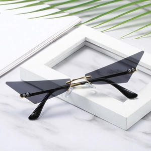 Lunettes de soleil œil de chat sans monture avec verres gris et pont doré pour femmes