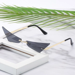 Lunettes de soleil triangulaires sans monture avec branches dorées et verres gris foncé