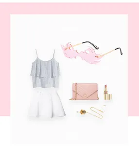 Tenue chic avec lunettes de soleil sans monture en forme de flamme rose et accessoires