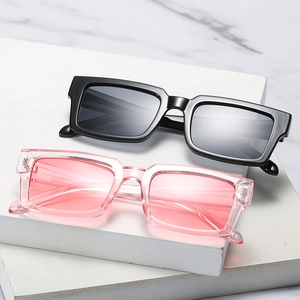 Lunettes de soleil carrées minimalistes en noir et rose transparent, montures vintage