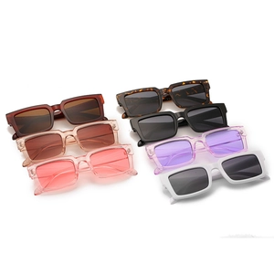 Lunettes de soleil carrées classiques en plusieurs coloris avec larges branches rétro