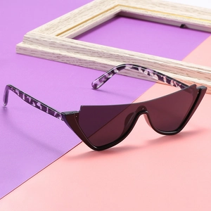 Lunettes de soleil œil de chat noires avec branches écaille violettes et verres fumés