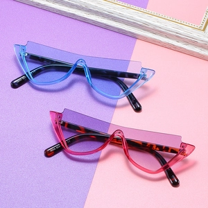 Lunettes de soleil carrées œil-de-chat surdimensionnées en bleu et rouge translucide