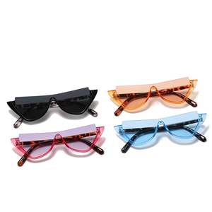 Lunettes de soleil œil de chat oversize en noir, orange, violet et bleu chic