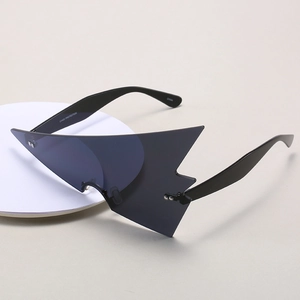 Occhiali da sole futuristici a forma di fulmine con montatura nera e lenti UV400