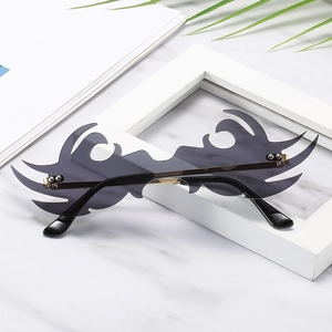 Lunettes de soleil sans monture en forme de flamme avec verres gris et branches en métal