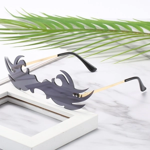 Lunettes de soleil flamme sans monture avec verres gris et branches dorées sur marbre