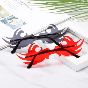 Lunettes de soleil sans monture en forme de flamme en gris et rouge avec charnières