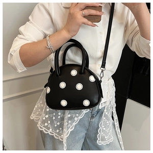 Sac à main à pois présenté en selfie miroir pour montrer la taille et le style