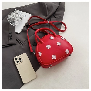 Détails du sac coquillage rouge avec pois roses et fermetures éclair en métal argenté