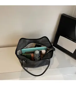 Vue intérieure montrant la grande capacité pour tablettes et objets du quotidien du sac