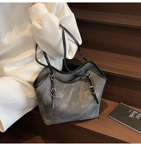 Détail du grand sac cabas gris foncé avec texture marbrée et boucles en métal argenté