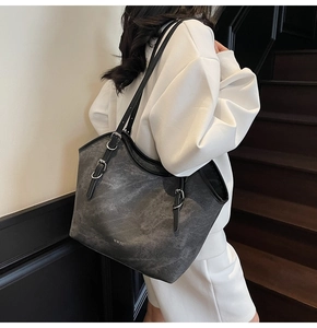 Détail du grand sac cabas gris avec bandoulière noire et logo WHTU imprimé sur le sac