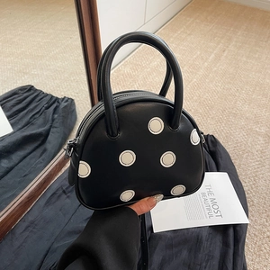 Sac coquille noir à pois minimaliste avec poignées et finition en cuir PU lisse