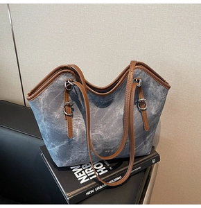 Gros plan détaillé du grand sac cabas avec logo WWTC et texture effet marbré