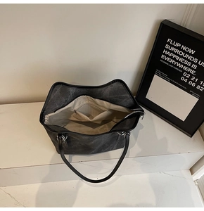Vue intérieure du grand sac cabas avec doublure crème et détail de poche zippée argentée