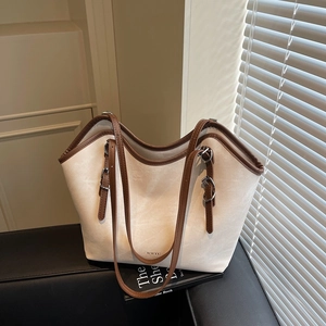 Grand sac cabas en toile beige avec bordure en cuir marron et bandoulières