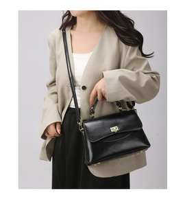 Schicke schwarze Kunstledertasche mit goldenem Drehverschluss und Schultergurt