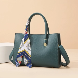 Sac cabas vert foncé en cuir grainé avec foulard en soie et détails dorés